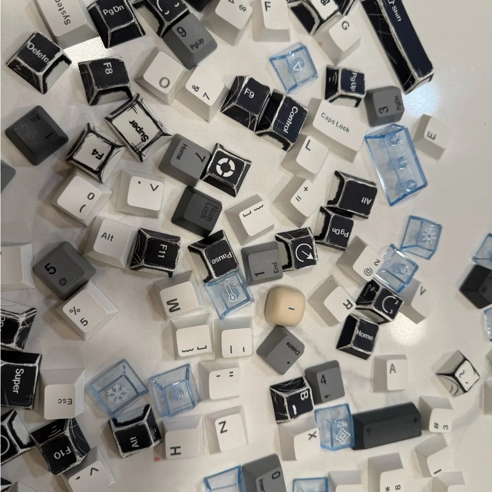 Source Unknown Mixed Color Keyboard Keycaps - Picture 3 of 8